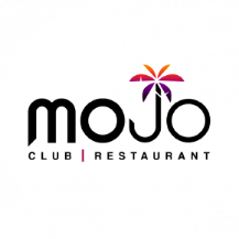Ein weißer Kreis, in dem sich das MOJO Logo befindet. Ein schwarzer Schriftzug "MOJO" mit Untertitel Club / Restaurant. Auf dem J befindet sich eine bunte Palme.